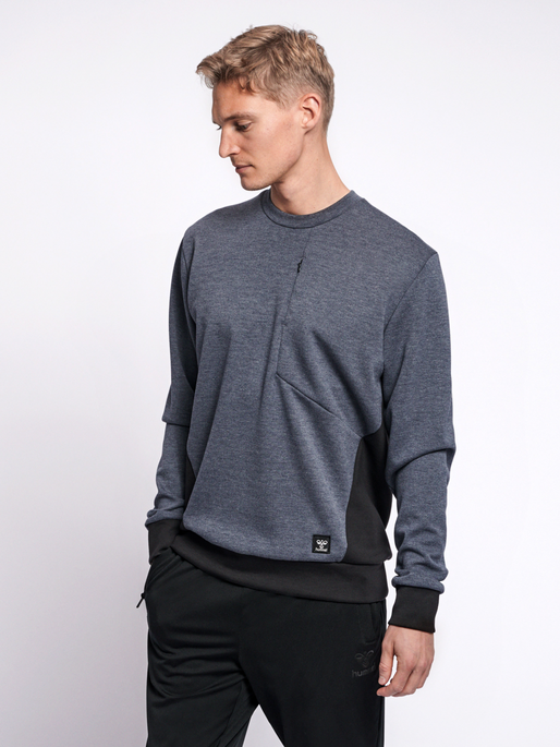 hmlTROPPER SWEATSHIRT, BLACK IRIS MELANGE, model