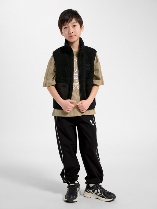 hmlJR MARTINI FLEECE ZIP VEST, BLACK BEAUTY, model