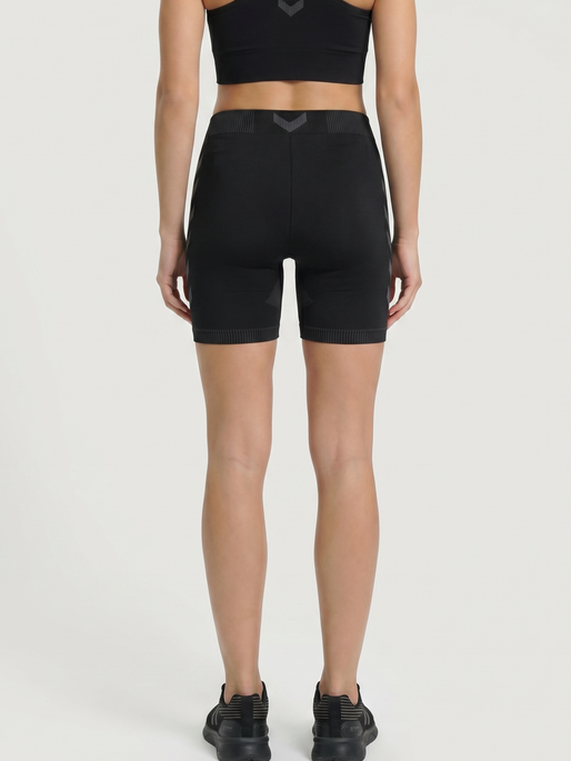HUMMEL FIRST SEAMLESS SHORT TIGHTS, BLACK, model