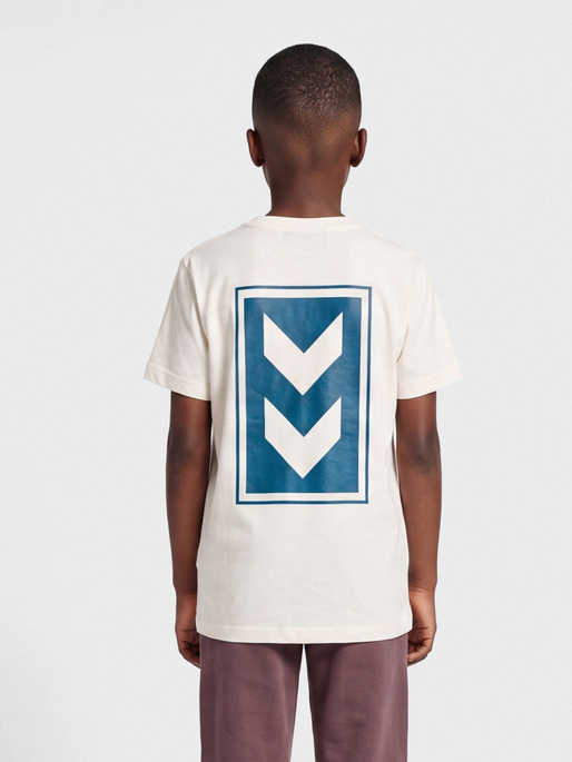 hmlFLOW T-SHIRT S/S, MARSHMALLOW, model
