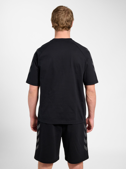 hmlKEEPER CHEVRON T-SHIRT S/S, BLACK, model