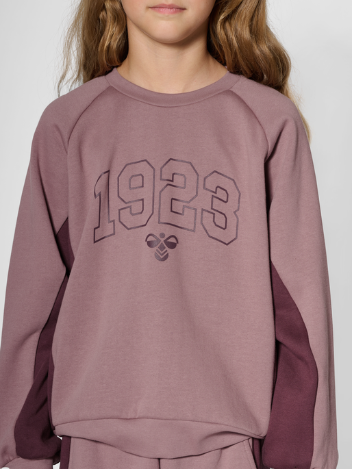 hmlKANNA SWEATSHIRT, TWILIGHT MAUVE, model
