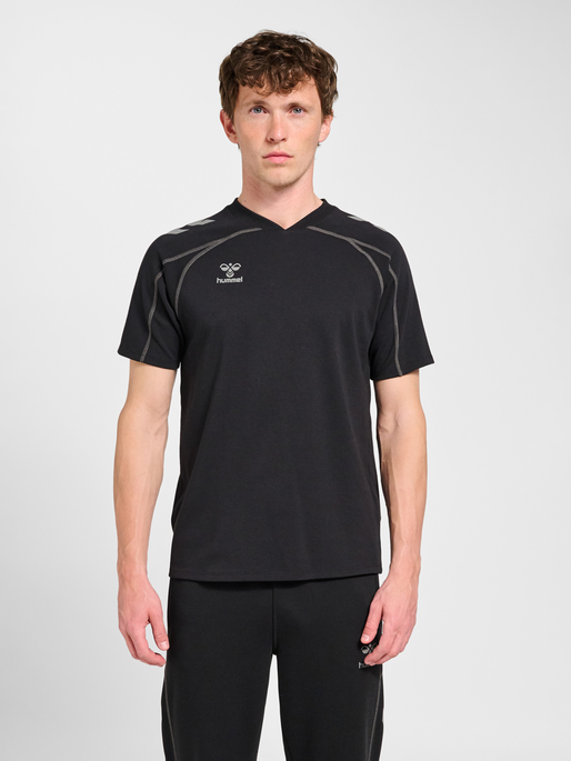 hmlMOVE 2.0 T-SHIRT S/S, BLACK, model