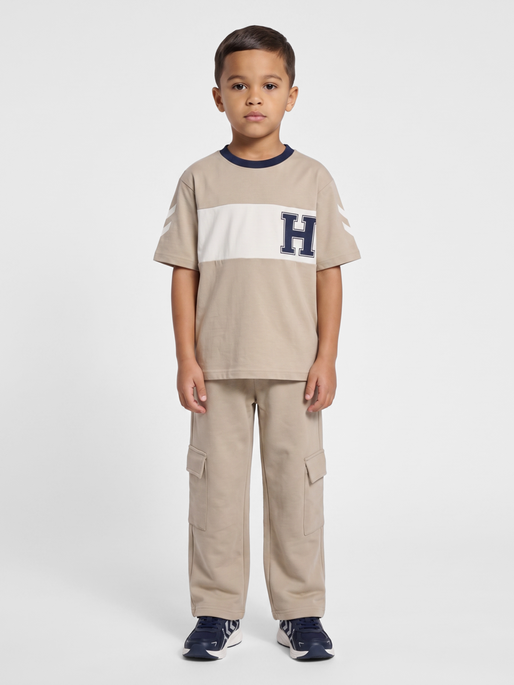 hmlROBIN LOOSE T-SHIRT S/S, COBBLESTONE, model