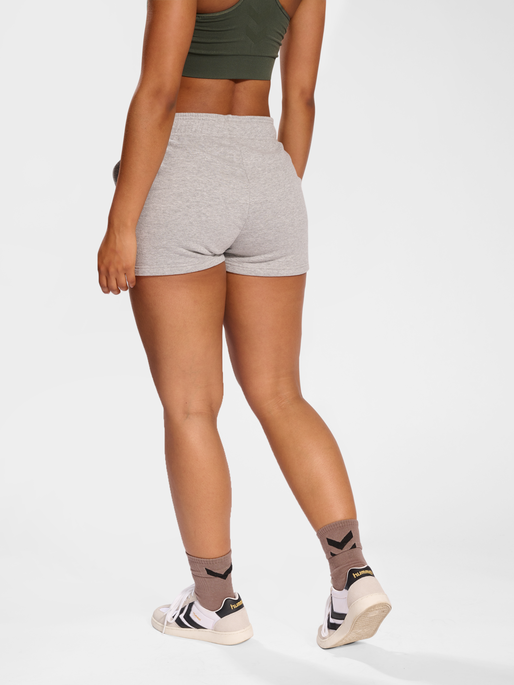 hmlLEGACY WOMAN SHORTS, GREY MELANGE, model