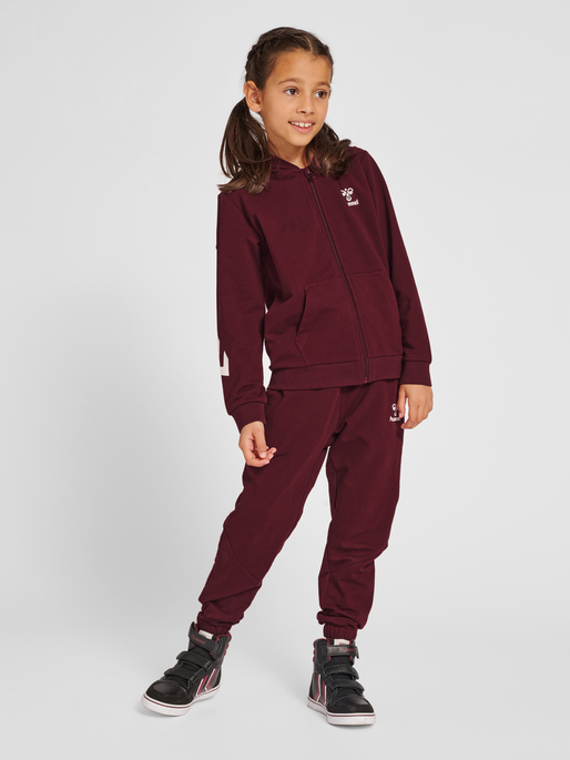 hmlNUETTE PANTS, WINDSOR WINE, model