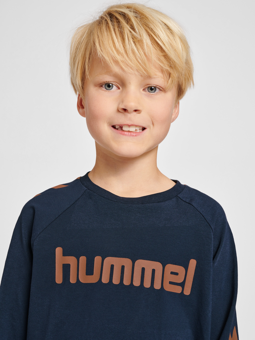 hmlBOYS T-SHIRT L/S, BLACK IRIS/SIERRA, model