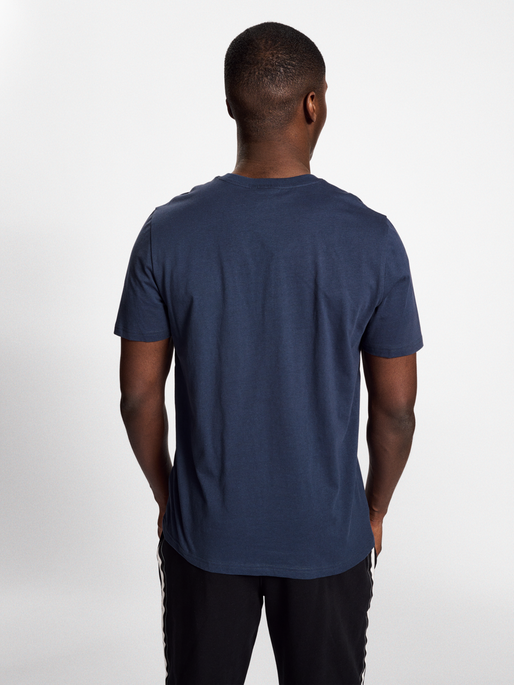 hmlLEGACY SEAN T-SHIRT, BLUE NIGHTS, model
