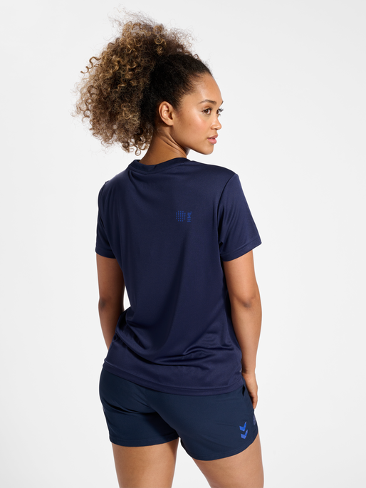 hmlCOURT T-SHIRT S/S WOMAN, MARINE, model