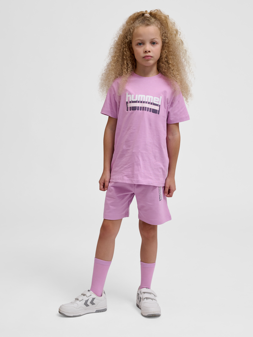 hmlTUKAS T-SHIRT S/S, SMOKY GRAPE, model