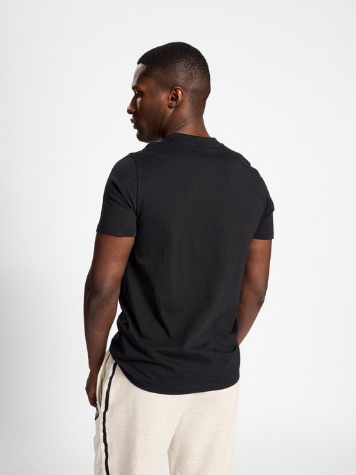 hmlICONS GRAPHIC T-SHIRT, BLACK, model