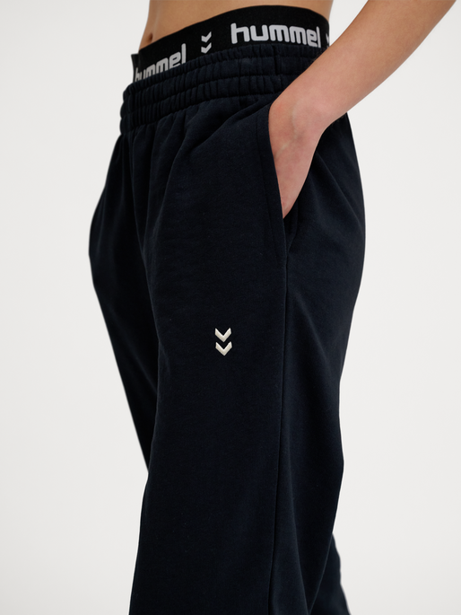 hmlPULSE W SWEAT PANTS, BLACK, model