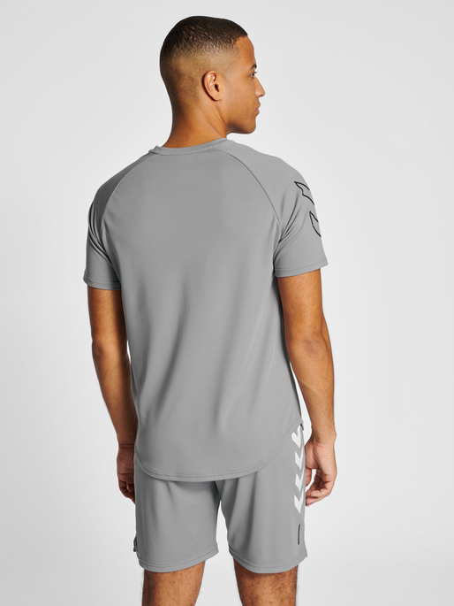 hmlTE TOPAZ T-SHIRT, SHARKSKIN, model