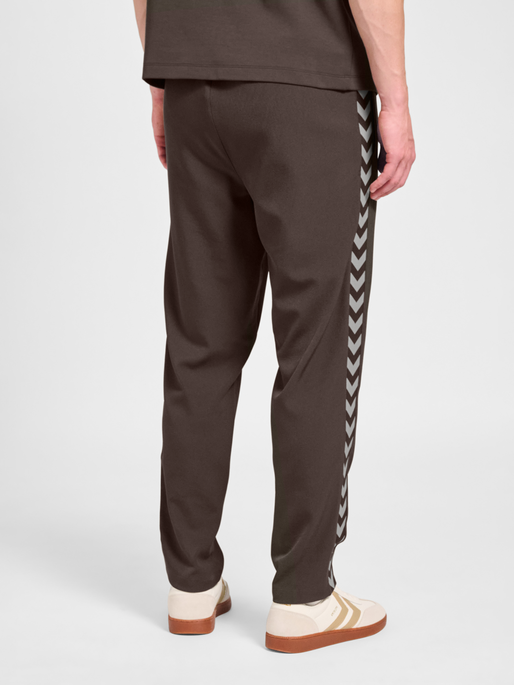 hmlROOT TRACK PANTS, CHOCOLATE BROWN, model