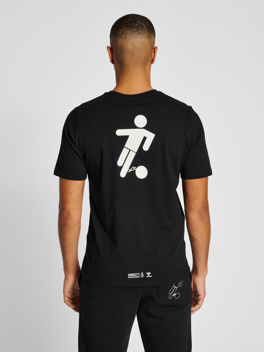 hmlAMNESTY T-SHIRT, 2001, model