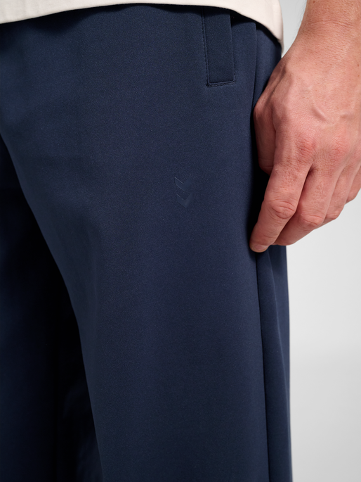 hmlDEFENDER PANTS, EBONY, model