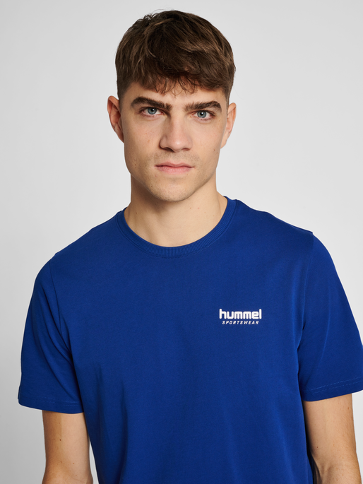 hmlLGC GABE T-SHIRT, ESTATE BLUE, model