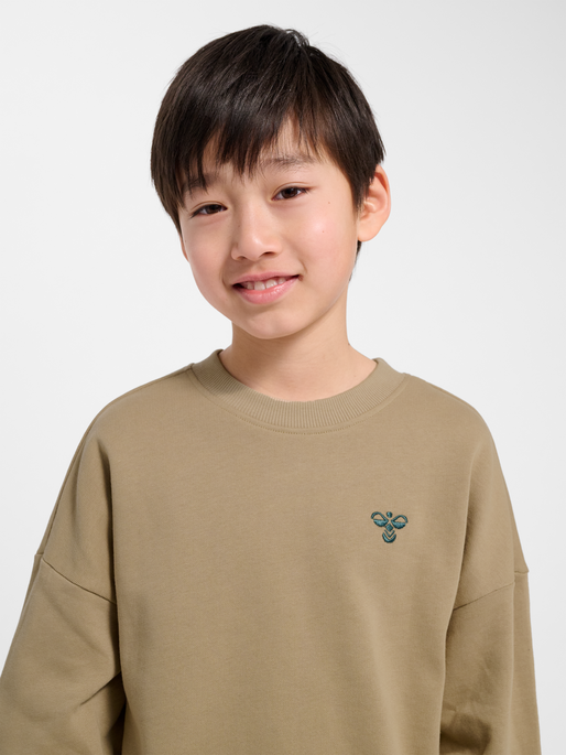 hmlJR JUMP BOXY SWEATSHIRT, SILVER MINK, model
