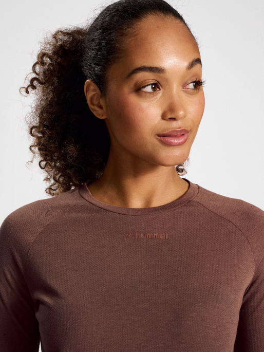 hmlMT VANJA T-SHIRT L/S, NUTMEG, model
