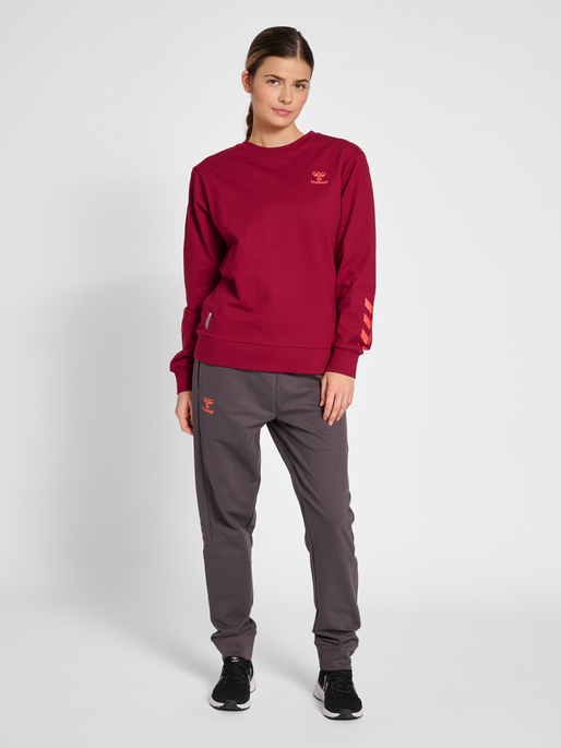 hmlOFFGRID COTTON SWEATSHIRT WO, RHUBARB/NASTURTIUM, model