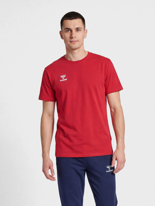 hmlGO 2.0 T-SHIRT S/S, TRUE RED, model