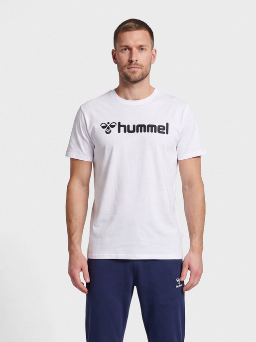 hmlGO 2.0 LOGO T-SHIRT S/S, WHITE, model