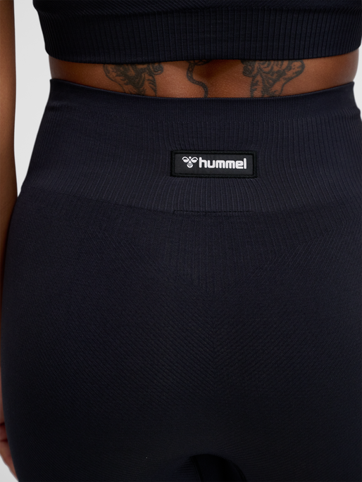 hmlALIVE SEAMLESS HIGH WAIST SHORTS, BLACK, model