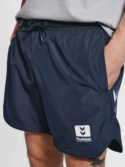 hmlAIKO SHORT BOARD SHORTS, BLUE NIGHTS, model