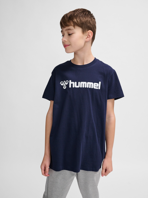 hmlGO 2.0 LOGO T-SHIRT S/S KIDS, MARINE, model