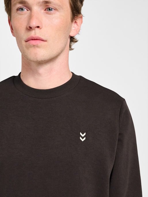 hmlPULSE SWEAT CREWNECK, AFTER DARK, model