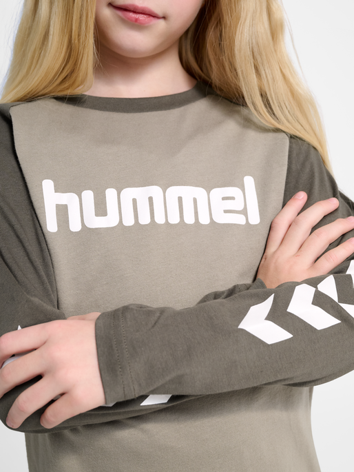 hmlJR LOGO T-SHIRT L/S, DARK NIGHT, model