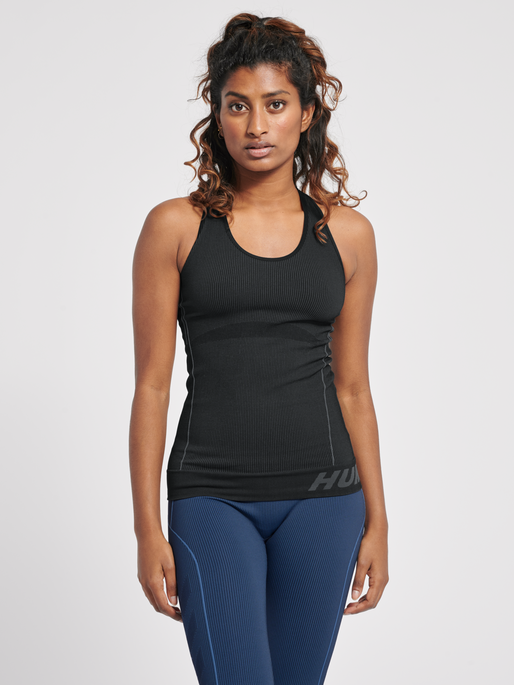 hmlTE CHRISTEL SEAMLESS TOP, BLACK, model