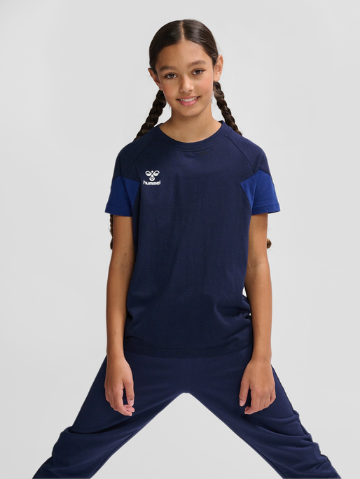 hmlTRAVEL T-SHIRT S/S KIDS, MARINE, model