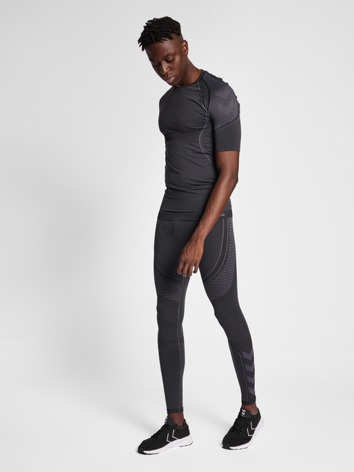 hmlMT OLLI SEAMLESS TIGHT T-SHIRT, BLACK, model