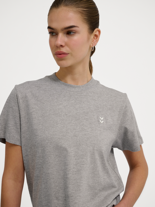 hmlPULSE W T-SHIRT, GREY MELANGE, model