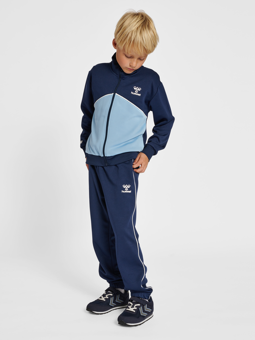 hmlLUBAGO TRACKSUIT, DUSK BLUE, model