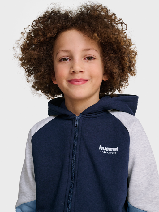 hmlJR LOOSE BLOCKED ZIP HOODIE, DRESS BLUES/FADED DENIM, model