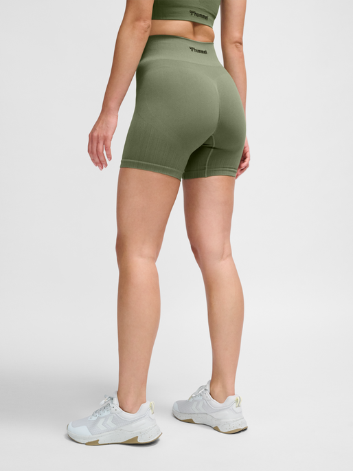 hmlMT DEFINE SEAML SCRUNCH SHORTS, DEEP LICHEN GREEN, model