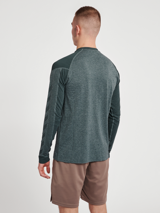 hmlKENT SEAMLESS T-SHIRT L/S, DARKEST SPRUCE MELANGE, model