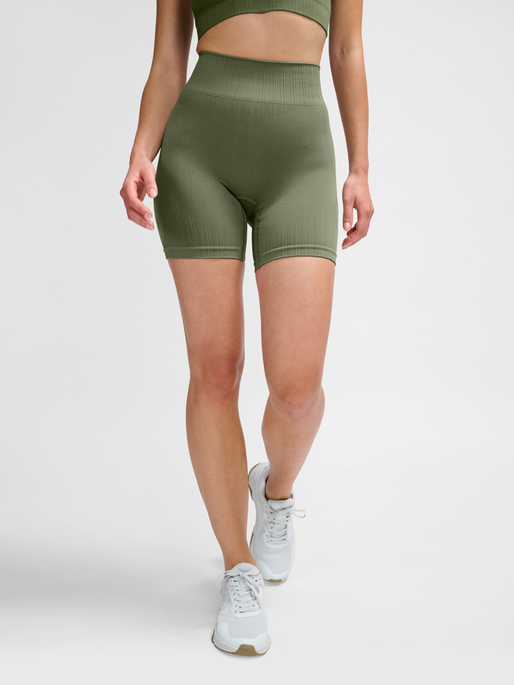 hmlMT DEFINE SEAML SCRUNCH SHORTS, DEEP LICHEN GREEN, model