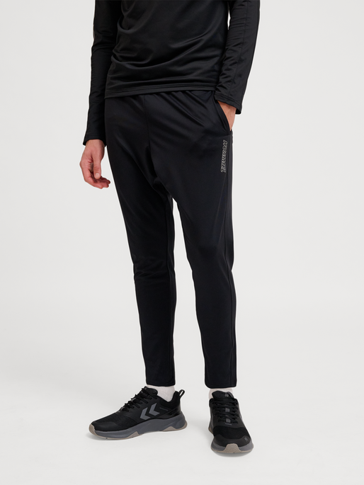 hmlTE STRENGTH TRAINING PANTS, BLACK, model