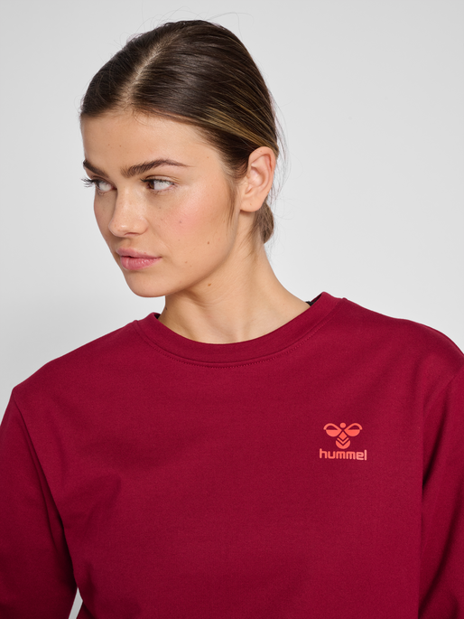hmlOFFGRID COTTON SWEATSHIRT WO, RHUBARB/NASTURTIUM, model