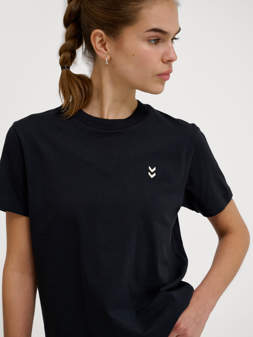 hmlPULSE W T-SHIRT, BLACK, model