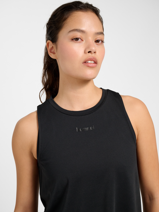 hmlVANJA TECH TOP, BLACK, model
