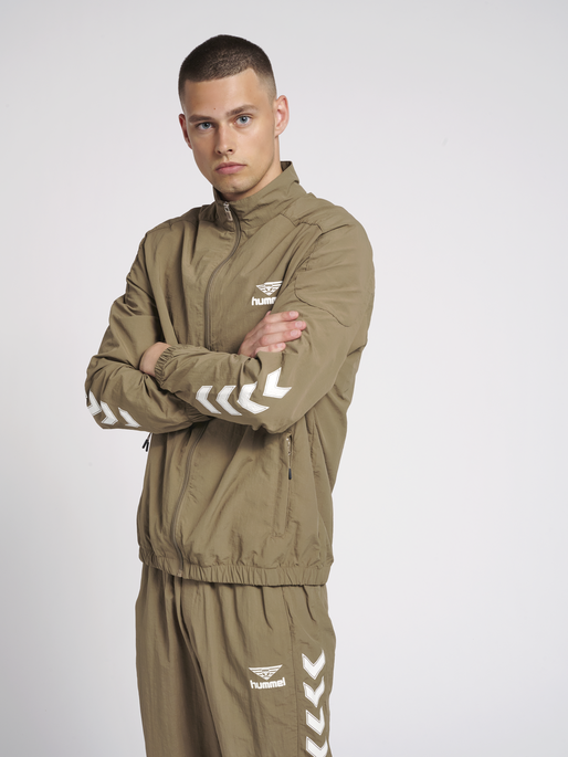 hmlNIKKI ZIP JACKET, WALNUT, model