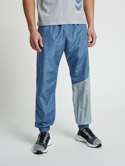 hmlSULLIVAN LOOSE PANTS, CHINA BLUE, model