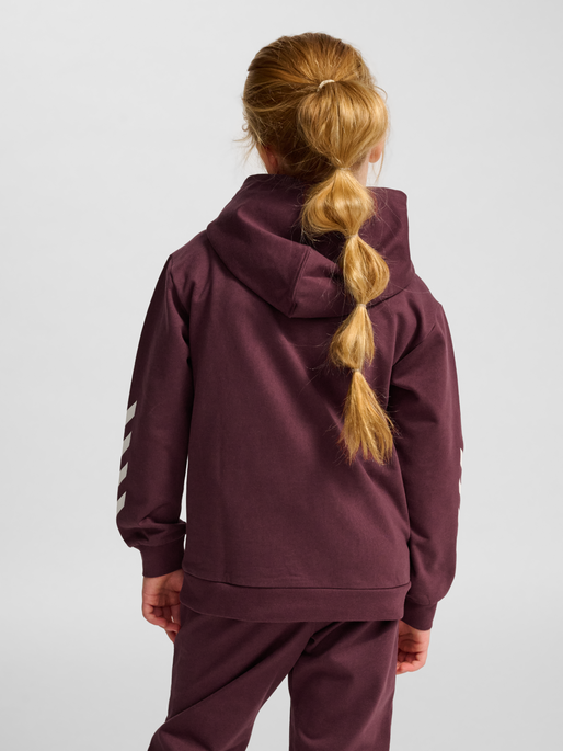 hmlJR LOGO HOODIE, VINEYARD WINE, model