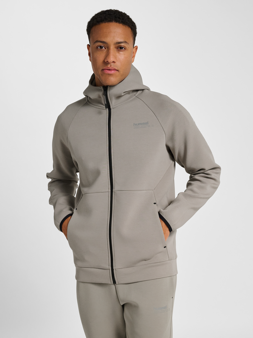 hmlTECH FLEECE REGULAR ZIP HOODIE, ROCK RIDGE, model