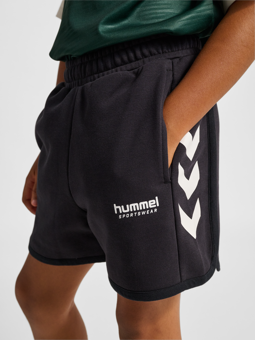 hmlJR LOOSE WILLY SHORTS, BLACK, model