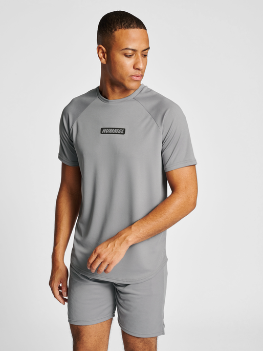 hmlTE TOPAZ T-SHIRT, SHARKSKIN, model
